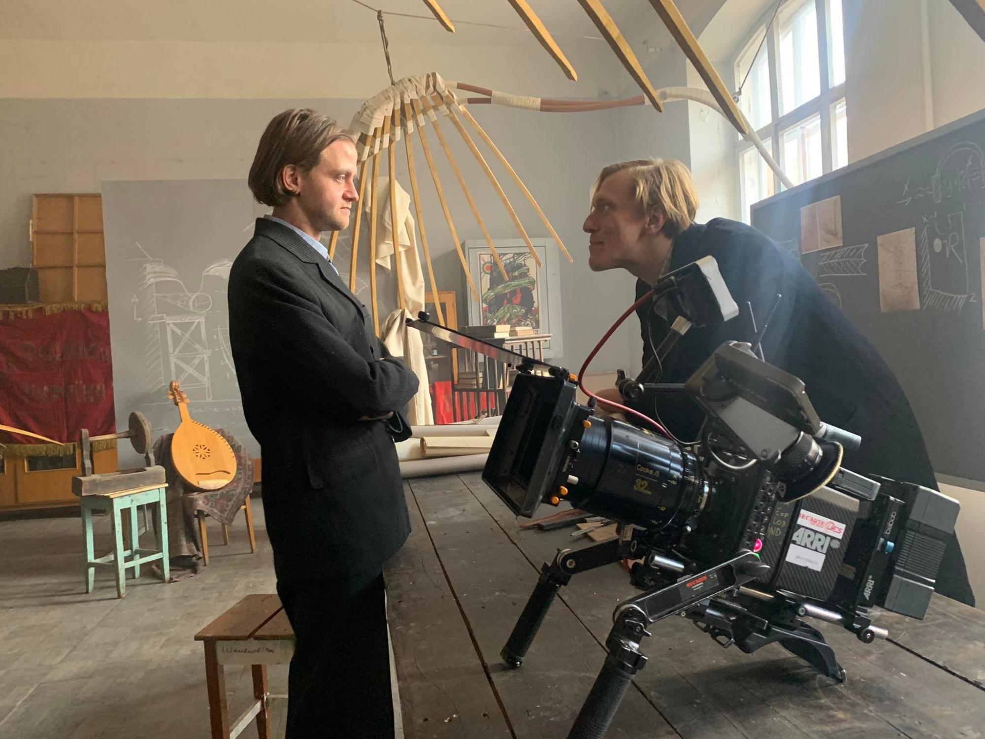 З’явилися перші кадри з фільму про життя українського художника Казимира Малевича